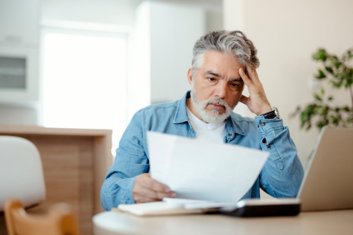 Uomo legge documento