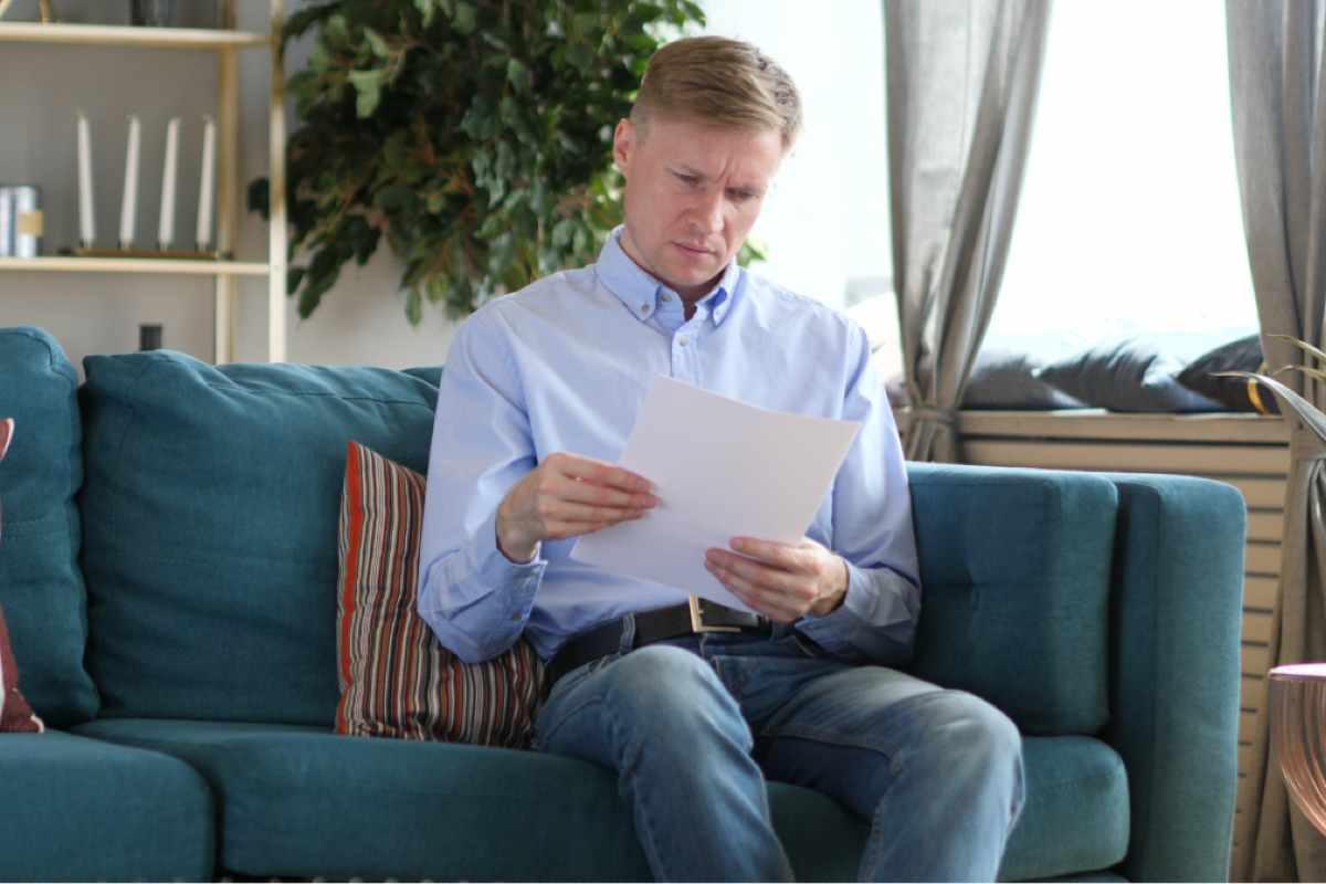 Uomo legge documento